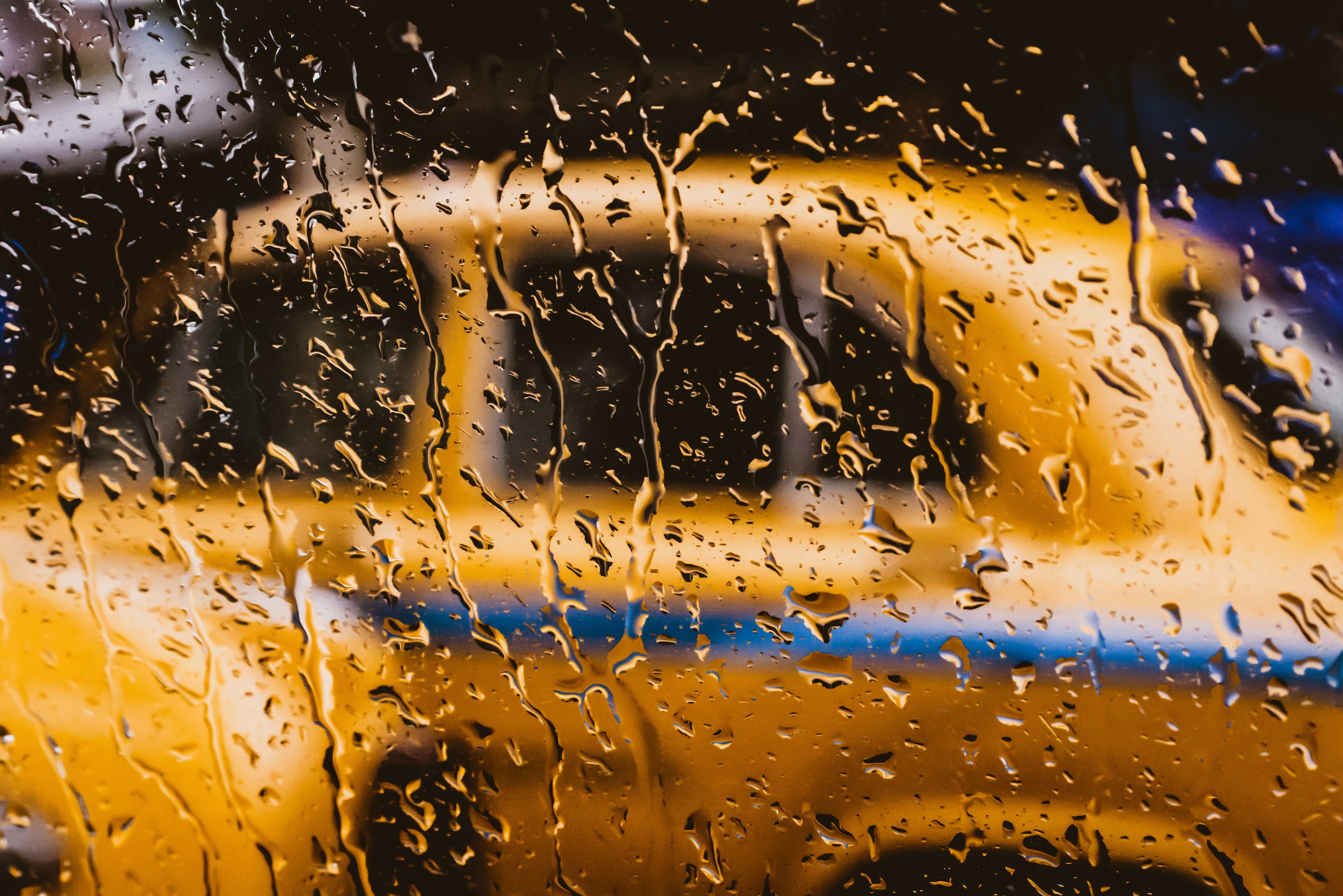 Gelbes Taxi im Regen
